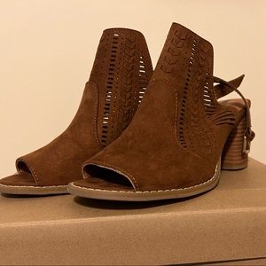 Worn once! Cute stacked sandals!